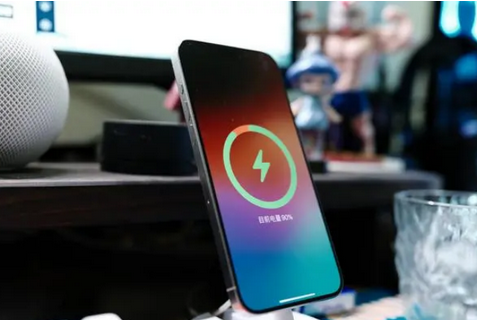 铜鼓苹果15换屏服务分享用什么充电器给iPhone15充电更好 
